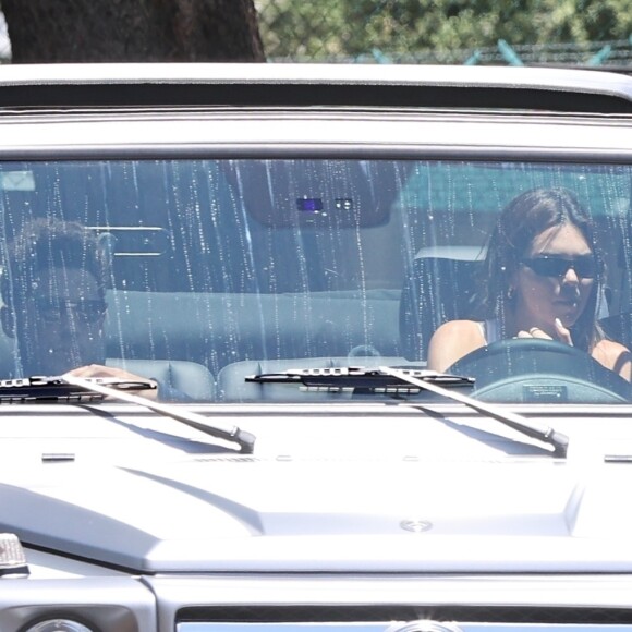 Exclusif - Devin Booker et Kendall Jenner de retour ensemble à Los Angeles pour le Memorial Day, à l'aéroport de Van Nuys, le 25 mai 2020. Le joueur des Suns de Phoenix de 23 ans et la top model de 24 ans ont été vus quittant l'aéroport dans la voiture de Kendall Jenner. Depuis leur virée à Sedona (Arizona) en avril dernier, des rumeurs de romance entre les deux stars circulent, même si leur entourage prétend qu'ils seraient simplement des amis de longue date.