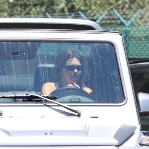 Exclusif - Devin Booker et Kendall Jenner de retour ensemble à Los Angeles pour le Memorial Day, à l'aéroport de Van Nuys, le 25 mai 2020. Le joueur des Suns de Phoenix de 23 ans et la top model de 24 ans ont été vus quittant l'aéroport dans la voiture de Kendall Jenner. Depuis leur virée à Sedona (Arizona) en avril dernier, des rumeurs de romance entre les deux stars circulent, même si leur entourage prétend qu'ils seraient simplement des amis de longue date.