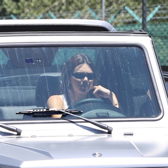 Exclusif - Devin Booker et Kendall Jenner de retour ensemble à Los Angeles pour le Memorial Day, à l'aéroport de Van Nuys, le 25 mai 2020. Le joueur des Suns de Phoenix de 23 ans et la top model de 24 ans ont été vus quittant l'aéroport dans la voiture de Kendall Jenner. Depuis leur virée à Sedona (Arizona) en avril dernier, des rumeurs de romance entre les deux stars circulent, même si leur entourage prétend qu'ils seraient simplement des amis de longue date.