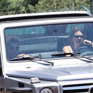 Exclusif - Devin Booker et Kendall Jenner de retour ensemble à Los Angeles pour le Memorial Day, à l'aéroport de Van Nuys, le 25 mai 2020. Le joueur des Suns de Phoenix de 23 ans et la top model de 24 ans ont été vus quittant l'aéroport dans la voiture de Kendall Jenner. Depuis leur virée à Sedona (Arizona) en avril dernier, des rumeurs de romance entre les deux stars circulent, même si leur entourage prétend qu'ils seraient simplement des amis de longue date.