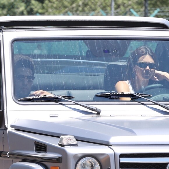 Exclusif - Devin Booker et Kendall Jenner de retour ensemble à Los Angeles pour le Memorial Day, à l'aéroport de Van Nuys, le 25 mai 2020. Le joueur des Suns de Phoenix de 23 ans et la top model de 24 ans ont été vus quittant l'aéroport dans la voiture de Kendall Jenner. Depuis leur virée à Sedona (Arizona) en avril dernier, des rumeurs de romance entre les deux stars circulent, même si leur entourage prétend qu'ils seraient simplement des amis de longue date.