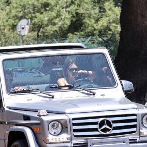 Exclusif - Devin Booker et Kendall Jenner de retour ensemble à Los Angeles pour le Memorial Day, à l'aéroport de Van Nuys, le 25 mai 2020. Le joueur des Suns de Phoenix de 23 ans et la top model de 24 ans ont été vus quittant l'aéroport dans la voiture de Kendall Jenner. Depuis leur virée à Sedona (Arizona) en avril dernier, des rumeurs de romance entre les deux stars circulent, même si leur entourage prétend qu'ils seraient simplement des amis de longue date.