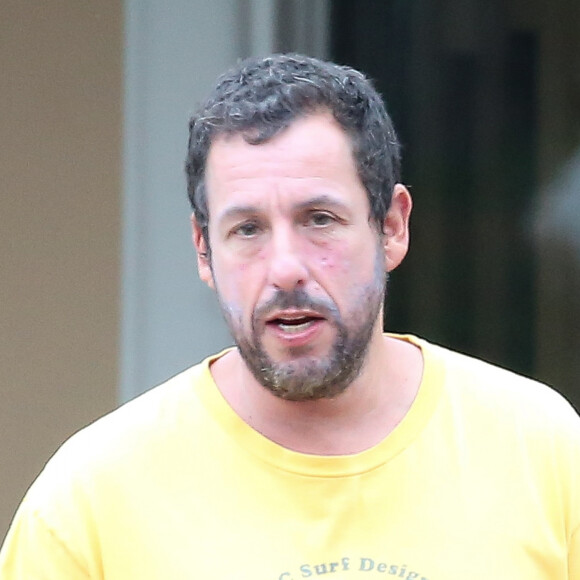 Exclusif - Adam Sandler, le visage recouvert de crème solaire, emmène ses filles Sunny et Sadie et un ami de la famille acheter des glaces à Malibu, le 4 juin 2020.