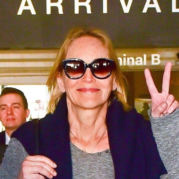 Exclusif - Sharon Stone arrive à l'aéroport de LAX, Los Angeles, le 31 janvier 2020.