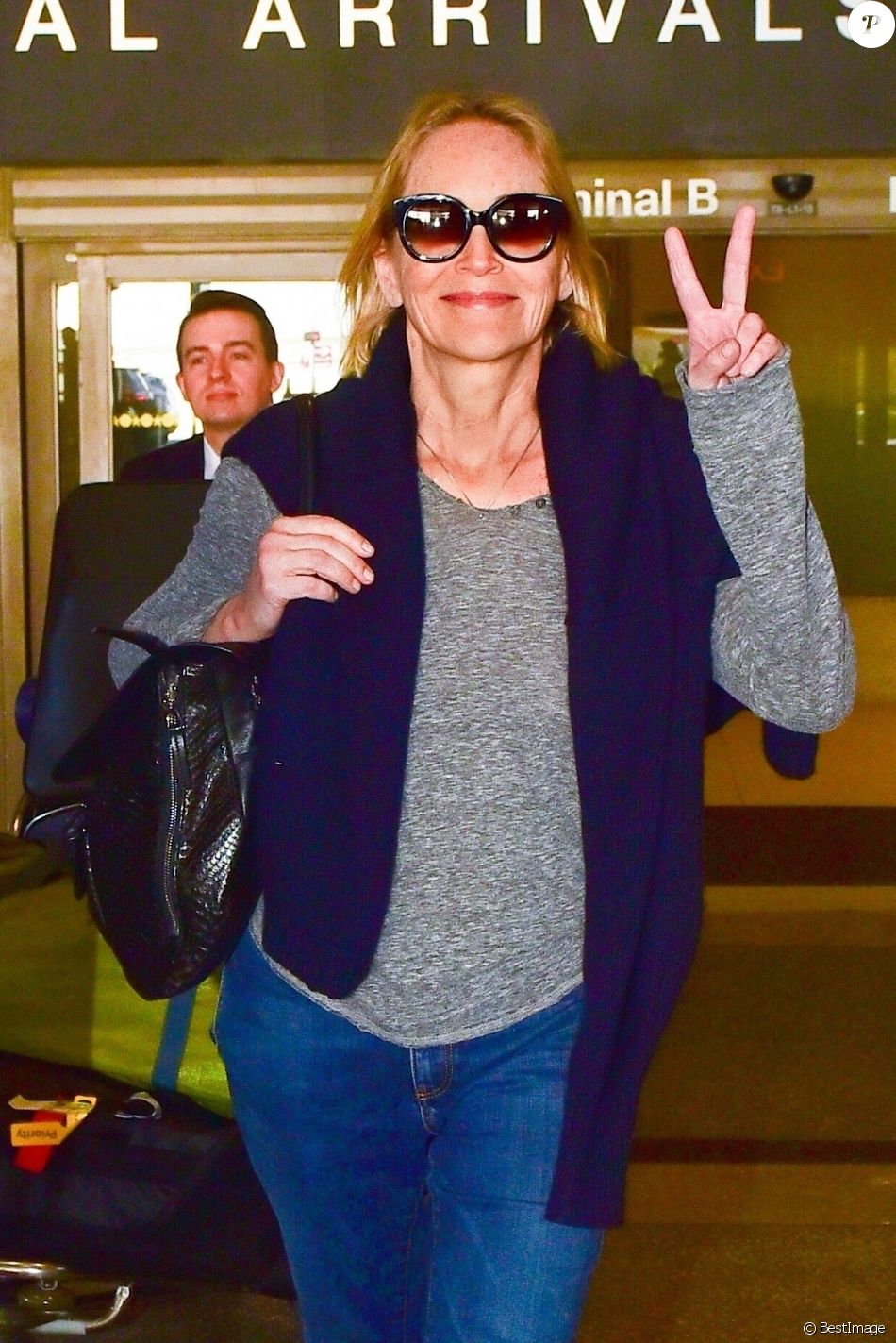 Exclusif - Sharon Stone arrive à l'aéroport de LAX, Los Angeles, le 31