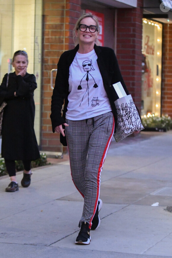 Exclusif - Sharon Stone fait du shopping avec une amie dans le quartier de Beverly Hills à Los Angeles, le 10 décembre 2019