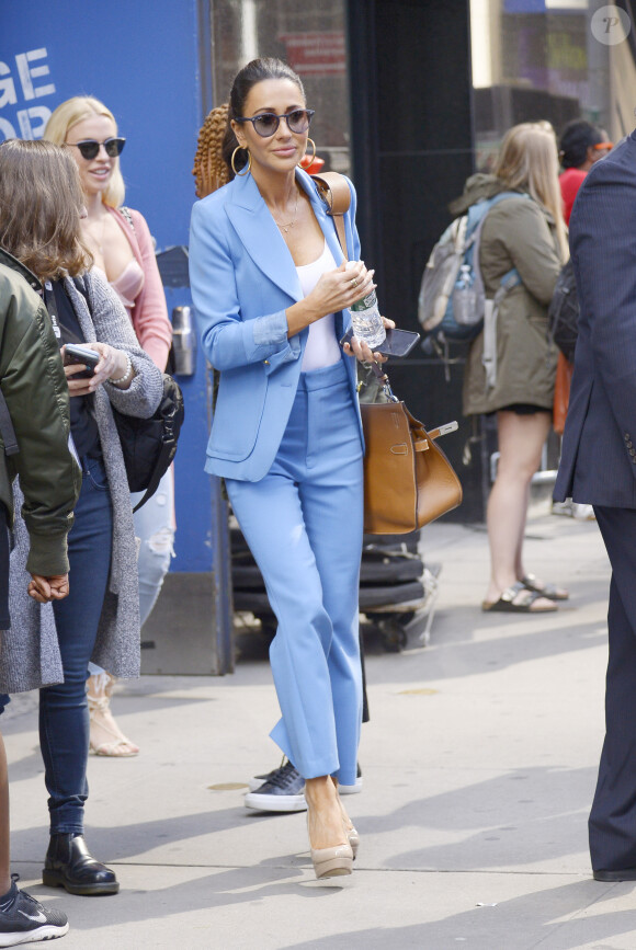 Exclusif - La styliste Jessica Mulroney, meilleure amie de Meghan Markle, dans la rue à New York le 12 juin 2019. Elle porte un ensemble bleu composé d'un pantalon droit et d'un blazer. elle porte des escarpins à semelle compensés à plateforme. 12/06/2019 - New York City