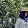 Exclusif - L'actrice de 38 ans, Abigail Spencer, sans son plâtre au poignet, se fait prendre en photo par une amie, devant sa maison de Los Angeles, pour son compte Instagram. Celle qui partageait l'écran avec M. Markle dans la série "Suits" s'était cassée le poignet gauche en tombant dans son jardin. Le 28 mai 2020.