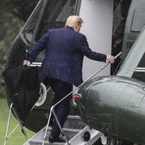 Le président Donald Trump embarque sous la pluie à bord de Marine One à la Maison Blanche à Washington le 11 juin 2020.