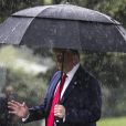 Le président Donald Trump embarque sous la pluie à bord de Marine One à la Maison Blanche à Washington le 11 juin 2020.