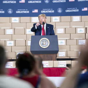 Le président américain Donald Trump, visite les installations de production d'écouvillons de Puritan Medical Products le 5 juin 2020 à Guilford, Maine. (Credit Image: © Joyce Boghosian/White House/Planet Pix via ZUMA Wire)