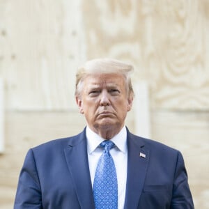 Le président Donald Trump pose avec une bible lors de la visite de St. John's Episcopal Church à Washington le 1er juin 2020. © Shealah Craighead/White House/ZUMA Wire/ZUMAPRESS.com / Bestimage