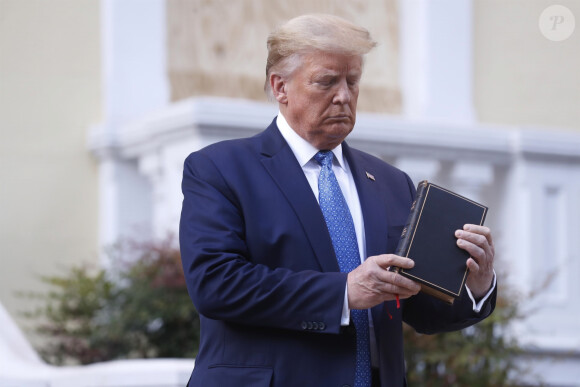 Donald Trump, qui pose avec une Bible devant l'église St John à Washington, menace de faire intervenir l'armée pour stopper les émeutes de ces derniers jours. Le 1er juin 2020.
