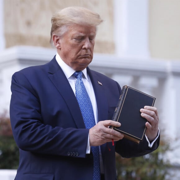 Donald Trump, qui pose avec une Bible devant l'église St John à Washington, menace de faire intervenir l'armée pour stopper les émeutes de ces derniers jours. Le 1er juin 2020.