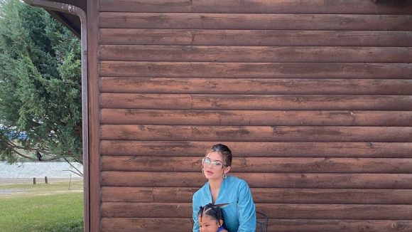 Kylie Jenner : Maman stylée avec sa fille Stormi, craquante en robe bleue