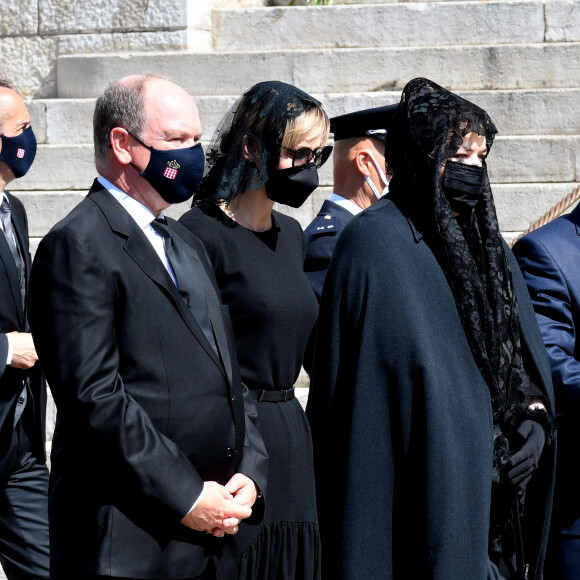 La princesse Stéphanie de Monaco, le prince Albert II de Monaco, la princesse Charlène de Monaco, Mélanie-Antoinette de Massy (fille de Elisabeth-Ann de Massy), Jean-Léonard Taubert de Massy (fils de Elisabeth-Ann de Massy) et son fils - Obsèques de la baronne Elizabeth-Ann de Massy (Elisabeth Anne), cousine du prince Albert II en la cathédrale Notre-Dame-Immaculée de Monaco le 17 juin 2020 © Bruno Bebert / Bestimage