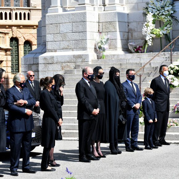 La princesse Stéphanie de Monaco, le prince Albert II de Monaco, la princesse Charlène de Monaco, Mélanie-Antoinette de Massy (fille de Elisabeth-Ann de Massy), Jean-Léonard Taubert de Massy (fils de Elisabeth-Ann de Massy) et son fils, le Baron Christian de Massy (frère de de Elisabeth-Ann de Massy) - Obsèques de la baronne Elizabeth-Ann de Massy (Elisabeth Anne), cousine du prince Albert II en la cathédrale Notre-Dame-Immaculée de Monaco le 17 juin 2020 © Bruno Bebert / Bestimage