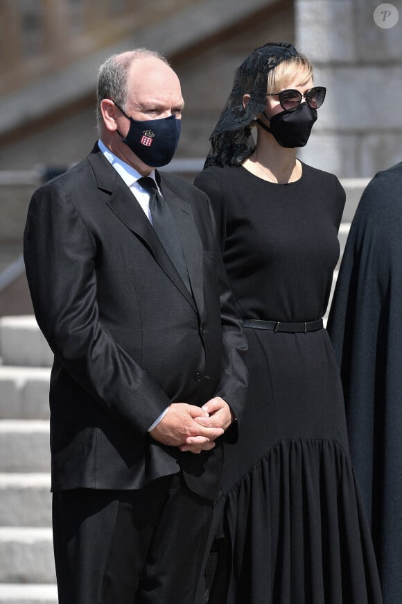Le prince Albert II de Monaco, la princesse Charlène de Monaco - Obsèques de la baronne Elizabeth-Ann de Massy (Elisabeth Anne), cousine du prince Albert II en la cathédrale Notre-Dame-Immaculée de Monaco le 17 juin 2020