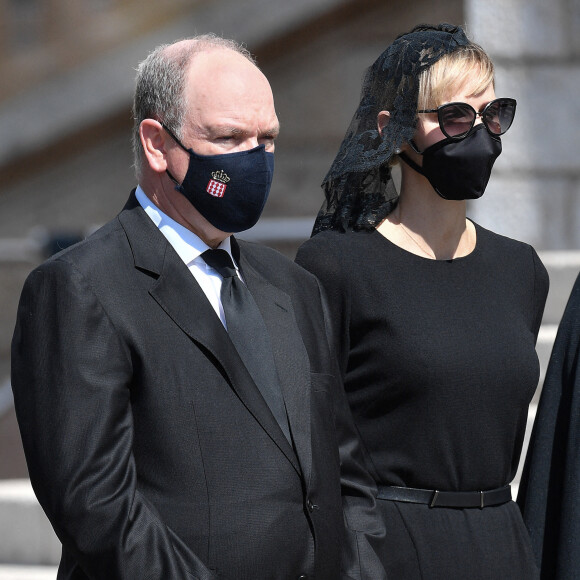 Le prince Albert II de Monaco, la princesse Charlène de Monaco - Obsèques de la baronne Elizabeth-Ann de Massy (Elisabeth Anne), cousine du prince Albert II en la cathédrale Notre-Dame-Immaculée de Monaco le 17 juin 2020