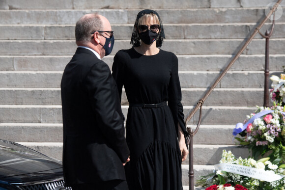 Le prince Albert II de Monaco, la princesse Charlène de Monaco - Obsèques de la baronne Elizabeth-Ann de Massy (Elisabeth Anne), cousine du prince Albert II en la cathédrale Notre-Dame-Immaculée de Monaco le 17 juin 2020