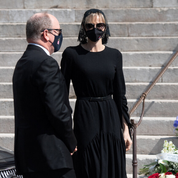 Le prince Albert II de Monaco, la princesse Charlène de Monaco - Obsèques de la baronne Elizabeth-Ann de Massy (Elisabeth Anne), cousine du prince Albert II en la cathédrale Notre-Dame-Immaculée de Monaco le 17 juin 2020