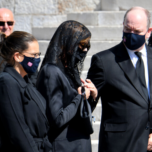 La princesse Stéphanie de Monaco, la princesse Caroline de Hanovre, le prince Albert II de Monaco, la princesse Charlène de Monaco - Obsèques de la baronne Elizabeth-Ann de Massy (Elisabeth Anne), cousine du prince Albert II en la cathédrale Notre-Dame-Immaculée de Monaco le 17 juin 2020 © Bruno Bebert / Bestimage