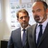 Le Premier ministre français Edouard Philippe (C) et le ministre français de l'Intérieur Christophe Castaner (C, D) rencontre les policiers de la Brigade spécialisée de terrain (BST) - Rencontre avec les membres du syndicat de la police SGP Police lors d'une visite consacrée aux relations entre la population et la police à Evry, au sud-est de Paris, le 9 juin 2020. La France a annoncé le 8 juin qu'elle interdirait la technique de l'étranglement lors des interpellations suite au décès de George Floyd, victime de violences policières à Minneapolis. Suite à son décès, une série de manifestations "Black Lives Matter" se déroule dans le monde. © Ludovic Marin / Pool / Bestimage