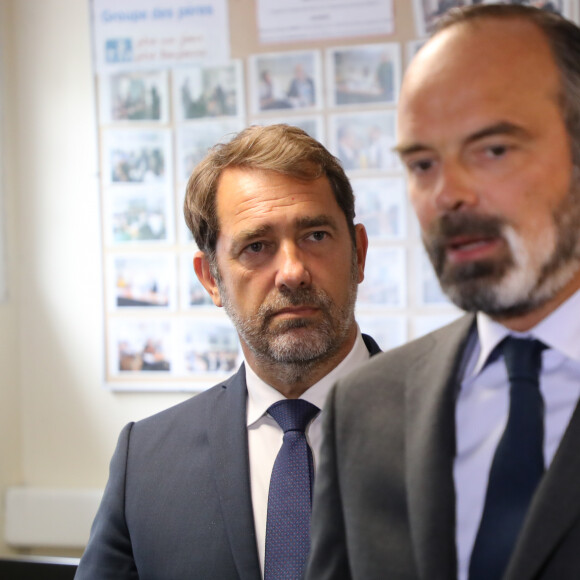 Le Premier ministre français Edouard Philippe (C) et le ministre français de l'Intérieur Christophe Castaner (C, D) rencontre les policiers de la Brigade spécialisée de terrain (BST) - Rencontre avec les membres du syndicat de la police SGP Police lors d'une visite consacrée aux relations entre la population et la police à Evry, au sud-est de Paris, le 9 juin 2020. La France a annoncé le 8 juin qu'elle interdirait la technique de l'étranglement lors des interpellations suite au décès de George Floyd, victime de violences policières à Minneapolis. Suite à son décès, une série de manifestations "Black Lives Matter" se déroule dans le monde. © Ludovic Marin / Pool / Bestimage