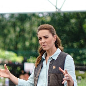 Kate Middleton, duchesse de Cambridge, discute avec Martin et Jennie Turner, propriétaires de Fakenham Garden Centre à Norfolk. Le 19 juin 2020.