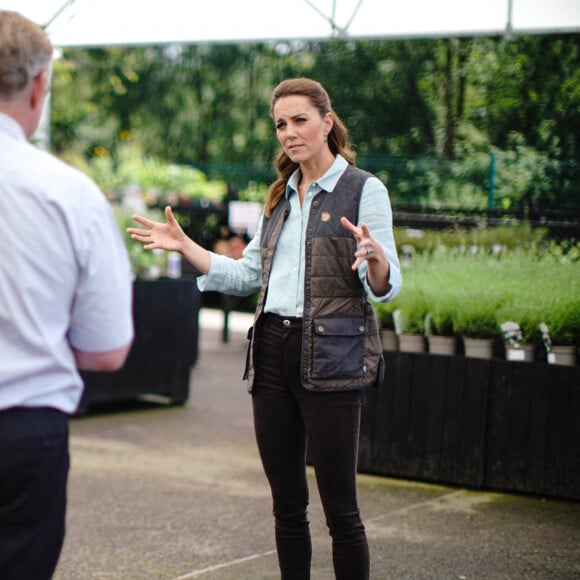 Kate Middleton, duchesse de Cambridge, discute avec Martin et Jennie Turner, propriétaires de Fakenham Garden Centre à Norfolk. Le 19 juin 2020.