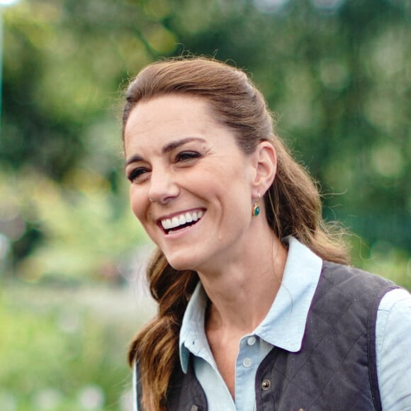 Kate Middleton, duchesse de Cambridge, discute avec Martin et Jennie Turner, propriétaires de Fakenham Garden Centre à Norfolk. Le 19 juin 2020.