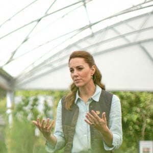 Kate Middleton, duchesse de Cambridge, discute avec Martin et Jennie Turner, propriétaires de Fakenham Garden Centre à Norfolk. Le 19 juin 2020.