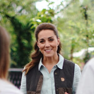 Kate Middleton, duchesse de Cambridge, discute avec Martin et Jennie Turner, propriétaires de Fakenham Garden Centre à Norfolk. Le 19 juin 2020.