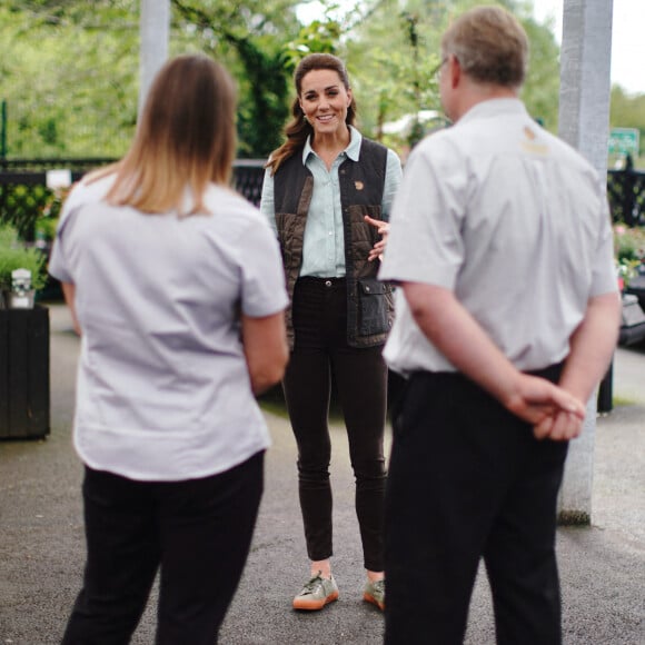 Kate Middleton, duchesse de Cambridge, discute avec Martin et Jennie Turner, propriétaires de Fakenham Garden Centre à Norfolk. Le 19 juin 2020.