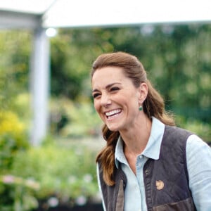 Kate Middleton, duchesse de Cambridge, discute avec Martin et Jennie Turner, propriétaires de Fakenham Garden Centre à Norfolk. Le 19 juin 2020.