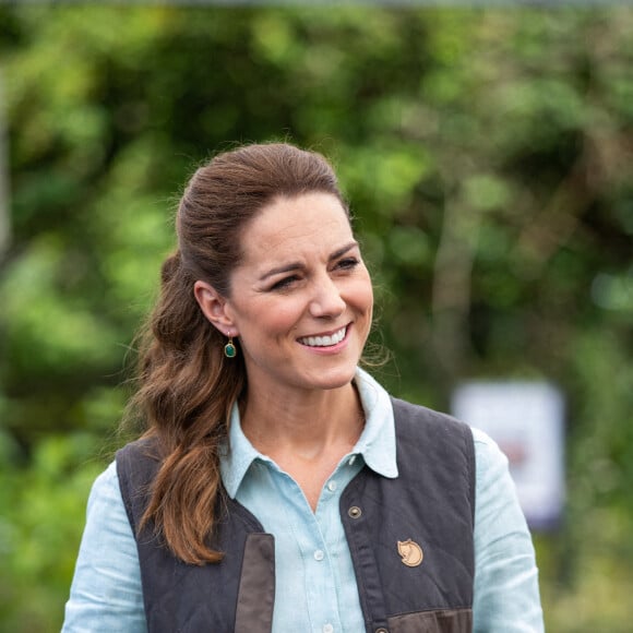 Kate Middleton, duchesse de Cambridge, discute avec Martin et Jennie Turner, propriétaires de Fakenham Garden Centre à Norfolk. Le 19 juin 2020.