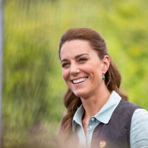 Kate Middleton, duchesse de Cambridge, discute avec Martin et Jennie Turner, propriétaires de Fakenham Garden Centre à Norfolk. Le 19 juin 2020.