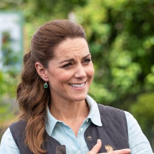 Kate Middleton, duchesse de Cambridge, discute avec Martin et Jennie Turner, propriétaires de Fakenham Garden Centre à Norfolk. Le 19 juin 2020.