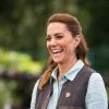 Kate Middleton, duchesse de Cambridge, discute avec Martin et Jennie Turner, propriétaires de Fakenham Garden Centre à Norfolk. Le 19 juin 2020.