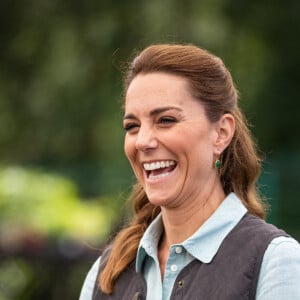 Kate Middleton, duchesse de Cambridge, discute avec Martin et Jennie Turner, propriétaires de Fakenham Garden Centre à Norfolk. Le 19 juin 2020.