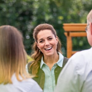 Kate Middleton, duchesse de Cambridge, discute avec Martin et Jennie Turner, propriétaires de Fakenham Garden Centre à Norfolk. Le 19 juin 2020.