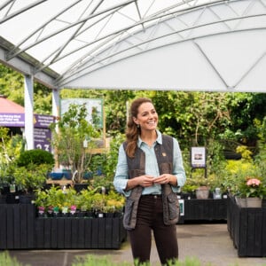 Kate Middleton, duchesse de Cambridge, discute avec Martin et Jennie Turner, propriétaires de Fakenham Garden Centre à Norfolk. Le 19 juin 2020.