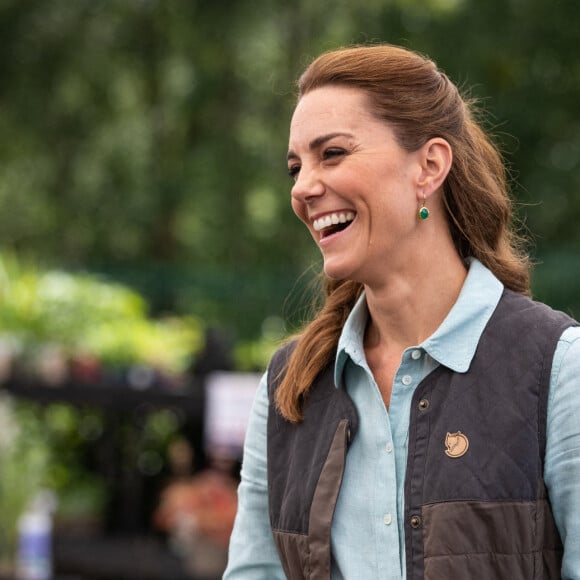 Kate Middleton, duchesse de Cambridge, discute avec Martin et Jennie Turner, propriétaires de Fakenham Garden Centre à Norfolk. Le 19 juin 2020.