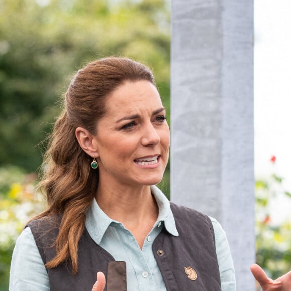 Kate Middleton, duchesse de Cambridge, discute avec Martin et Jennie Turner, propriétaires de Fakenham Garden Centre à Norfolk. Le 19 juin 2020.