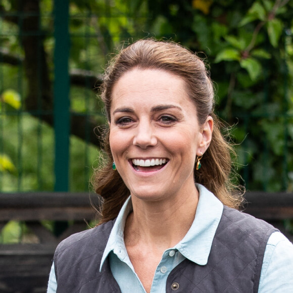 Kate Middleton, duchesse de Cambridge, discute avec Martin et Jennie Turner, propriétaires de Fakenham Garden Centre à Norfolk. Le 19 juin 2020.