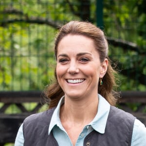 Kate Middleton, duchesse de Cambridge, discute avec Martin et Jennie Turner, propriétaires de Fakenham Garden Centre à Norfolk. Le 19 juin 2020.