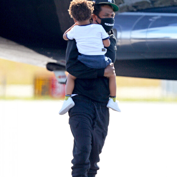 Exclusif - Beyoncé et son mari Jay Z avec leurs enfants arrivent en jet privé dans les Hamptons à New York le 19 juin 2020. Ils portent des masques pour se protéger de l'épidémie de Coronavirus (Covid-19).