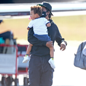 Exclusif - Beyoncé et son mari Jay Z avec leurs enfants arrivent en jet privé dans les Hamptons à New York le 19 juin 2020. Ils portent des masques pour se protéger de l'épidémie de Coronavirus (Covid-19).