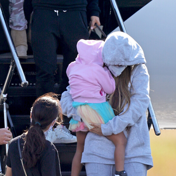 Exclusif - Beyoncé et son mari Jay Z avec leurs enfants arrivent en jet privé dans les Hamptons à New York le 19 juin 2020. Ils portent des masques pour se protéger de l'épidémie de Coronavirus (Covid-19).