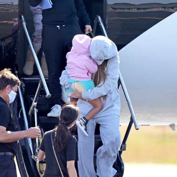 Exclusif - Beyoncé et son mari Jay Z avec leurs enfants arrivent en jet privé dans les Hamptons à New York le 19 juin 2020. Ils portent des masques pour se protéger de l'épidémie de Coronavirus (Covid-19).